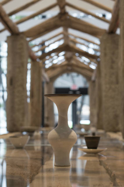 ロエベでは、アート・バーゼルへの出展や、マイアミでの ART EXHIBITION 開催するなど、世界中のクリエイターに親和性を示し、その活動を支援している