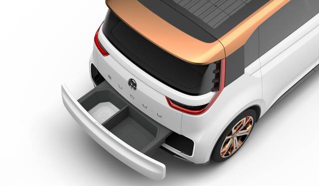 VWバディ コンセプト。リアバンパーには駐車中に宅配物を受け取る“ドロップボックス”が内蔵されている（Photographs by Volkswagen）