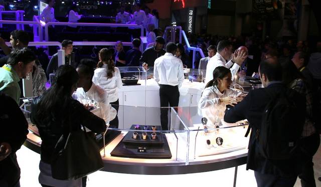 サムソンのスマートウォッチ「ギアS2」シリーズの展示ブース