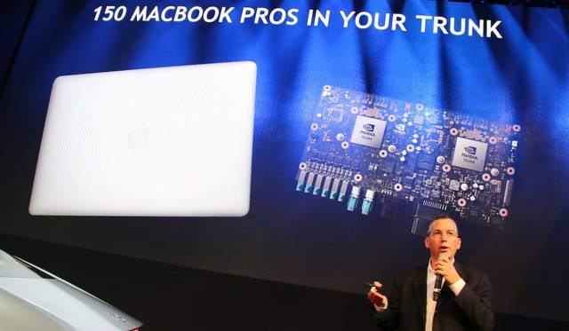 半導体メーカーNVIDIA（エヌヴィディア）のD.シャピーロ氏。MacBook150台基分の演算処理能力をもつ車両用人工知能エンジンで、メルセデス・ベンツの自律走行をサポートする
