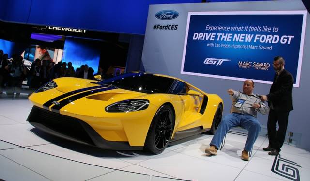 フォード ブースのアトラクション。催眠術によって、被験者は途端にフォードGTを操縦している感覚に