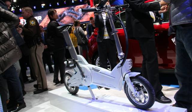 フォードの車載可能電動アシストサイクル「MoDe:Me」。連動スマートフォン アプリは、目的地まで自転車・自動車・バスのうち、どの組み合わせが最適かを提案してくれる。