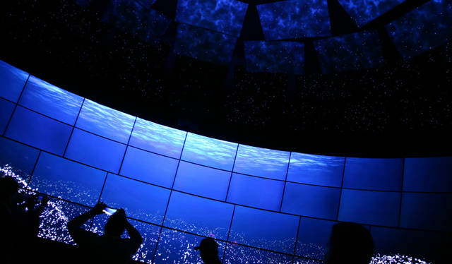 CES2016会場から。LGエレクトロニクス製「ウルトラHDTV」のプラネタリウム風デモブース。