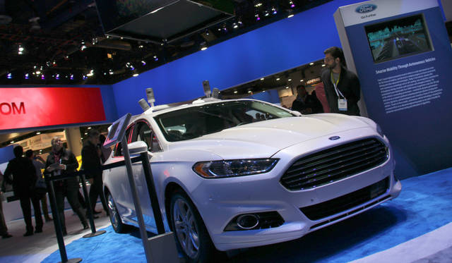 フォードによるフュージョン・ハイブリッドをベースにした自律走行車。30台体制でテストを続ける。