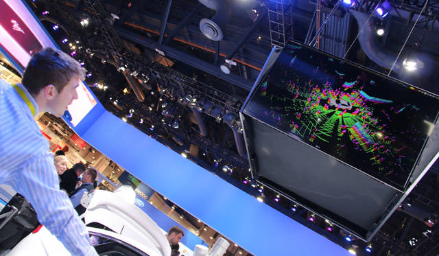 フォード。自律走行車の頭上に装着されたスキャナーの映像をディスプレイに表示中。