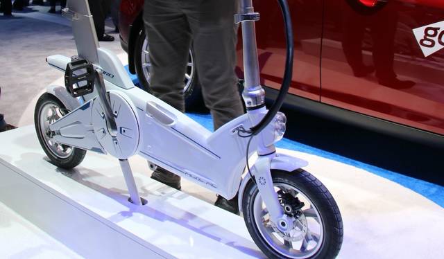 フォードのMoDe:Meは、アプリ等を通じて目的地まで自動車・バスなど最適な交通機関の組み合わせを表示するシステム。それに補助する自転車として、車載可能な折り畳みeバイクを提案した。