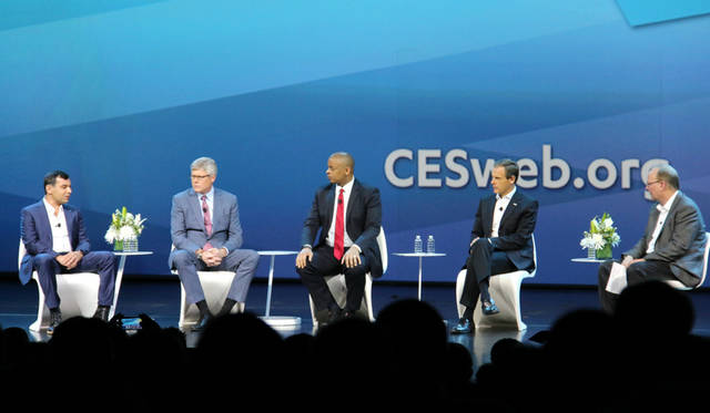 CES2016期間中の1月7日、フォックス米運輸長官（中央）を交えてのディスカッション。