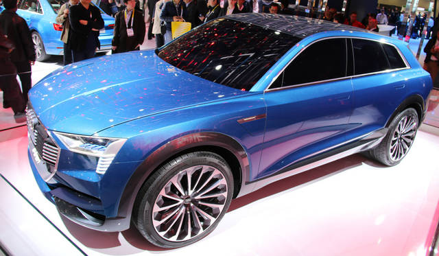 アウディ「eトロン・クアトロ・コンセプト・スタディ」。ヘッドライトにはマトリックス・レーザー・ヘッドランプを採用。