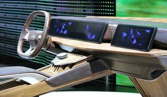 FCA。車載テレマティクス「U connect」を、アップル「Car Play」やアンドロイド「Andoroid Auto」と接続可能にするとともに、ジープを想定したコンセプト・コクピットを展示。