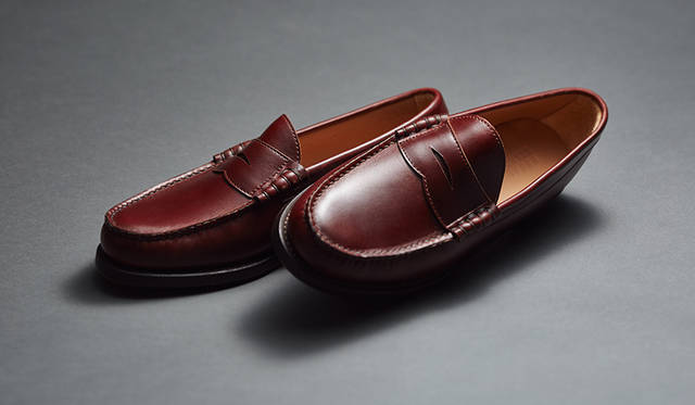 伝統のハンドソーンモカ製法とビーフロールを採用し、オイルドレザーとラバーソールを採用したオーセンティックなローファー。艶やかなバーガンディは、色落ちデニムやグレーパンツのアクセントに最適だ。2万5920円