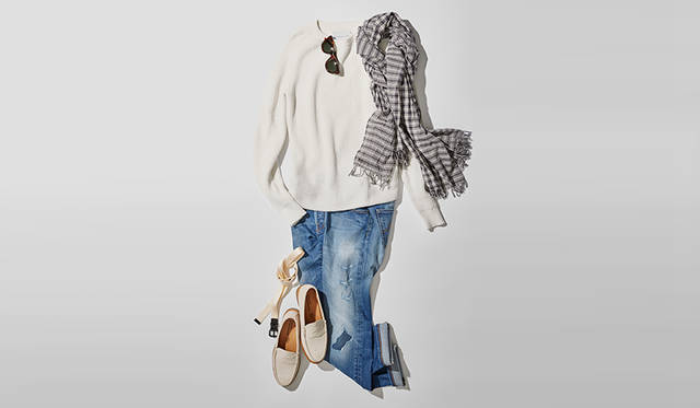 シンプルなホワイトのクルーネックセーターに、今季久々に注目が集まるダメージ加工のジーンズのコーディネイト。足元にリーガルのオフホワイトスエードローファーを合わせることで、ダメージジーンズのラフさが抑えられ、清潔感ある大人らしい印象にまとまる。 <br /> <br /> 靴2万5920円／リーガル（リーガルコーポレーション）、ニット2万4840円／エストネーション、デニム6万3720円／ヤコブ コーエン（ビームス 銀座）、ストール3万240円／ロールーム（リベラルマテリアルズ）、サングラス3万2400円／アヤメ、ベルト1万4040円／サイ（マスターピースショールーム）