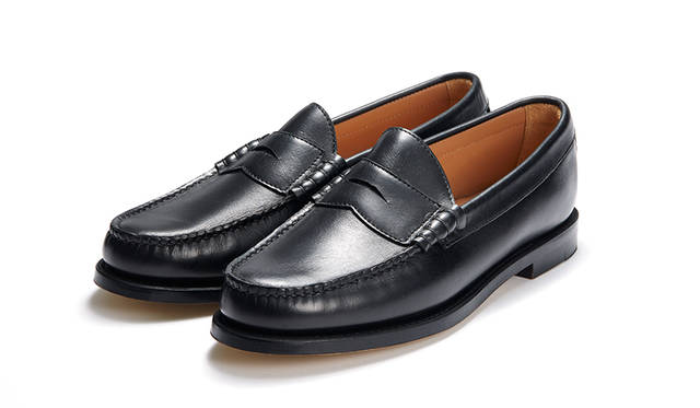 伝統のハンドソーンモカ製法とビーフロールを採用し、オイルドレザーとラバーソールを採用したオーセンティックなローファー。ブラックはモードテイストのスタイルやスーツにもコーディネイトできるはず。2万5920円