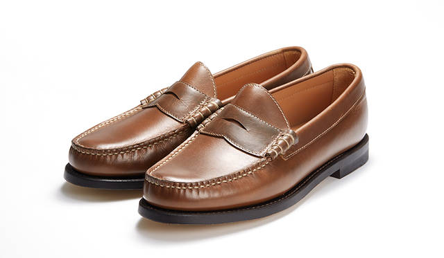 伝統のハンドソーンモカ製法とビーフロールを採用し、オイルドレザーとラバーソールを採用したオーセンティックなローファー。ムラのある奥深い表情のブラウンは、これからの季節の素足履きがよく似合う。2万5920円