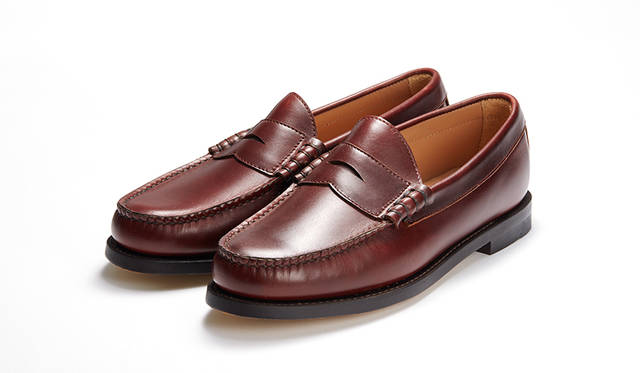 伝統のハンドソーンモカ製法とビーフロールを採用し、オイルドレザーとラバーソールを採用したオーセンティックなローファー。艶やかなバーガンディは、色落ちデニムやグレーパンツのアクセントに最適だ。2万5920円