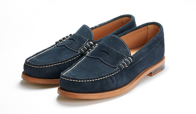 柔軟できめ細かいピッグスエードを用いたローファーは、ハンドソーンモカ製法とベージュのラバーソールで快適な履き心地。ホワイトのステッチとのコントラストが美しいネイビースエードは白パンに好相性だ。2万5920円