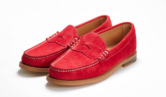 柔軟できめ細かいピッグスエードを用いたローファーは、ハンドソーンモカ製法とベージュのラバーソールで快適な履き心地。足元にポップなアクセントを利かせたいときに、鮮やかなレッドスエードはぴったり。2万5920円