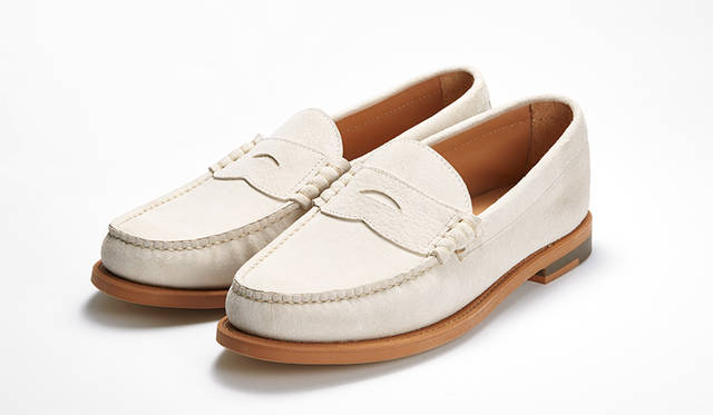 柔軟できめ細かいピッグスエードを用いたローファーは、ハンドソーンモカ製法とベージュのラバーソールで快適な履き心地。アイボリースエードは合わせるパンツを選ばず、軽快な季節感も満点で確実に重宝する。2万5920円