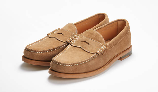 柔軟できめ細かいピッグスエードを用いたローファーは、ハンドソーンモカ製法とベージュのラバーソールで快適な履き心地。ベージュのスエードはノーブルな雰囲気で、リゾートシーンなどにうってつけ。2万5920円