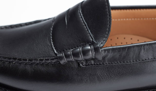 サドル（飾り帯）の両サイドをモカ部分に巻きつけ、太めのハンドステッチでていねいに留める“ビーフロール”。アメリカで考案された製法であり、米国生まれのリーガルのこだわりでもある。美しいボリューム感と手縫いのクラフト感が独特の魅力を漂わせている。