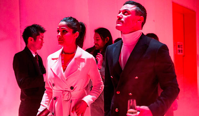 （写真左より）女優 フリーダ・ピント、俳優 ルーク・エヴァンス