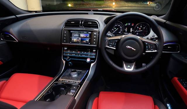 ダッシュボードは「サテン・グレーアッシュ」（オプション）