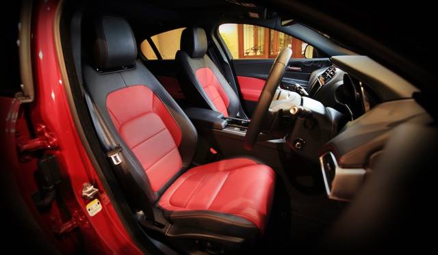 スポーツカー的ドライビングポジションを追求したという。写真の「レッド／ジェット（ブラック）」という組み合わせのパーフォレーテッドレザーシートはオプション