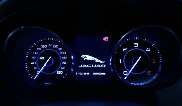 メーター類はTFTによる虚像表示