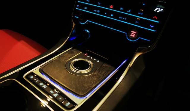 変速機は8段オートマチック