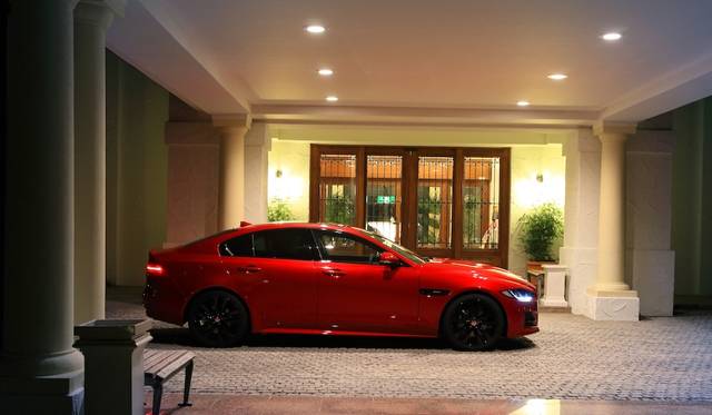 フロントオーバーハングを短く、トランクリッドの前後長を短くすることでクーペ的なスタイルを演出