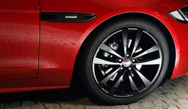 Rスポーツの標準タイヤサイズは前後とも225/40R18。写真の試乗車はオプションの19インチブラックフィニッシュ軽合金ホイールを装着