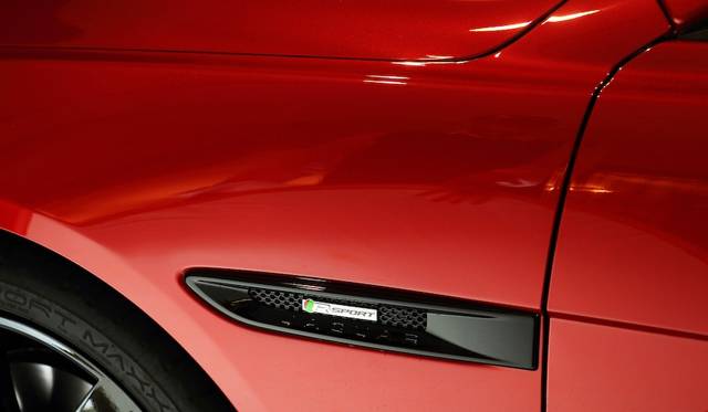 クロームのサイドベントが前輪ホイールハウスの後ろに設けられている