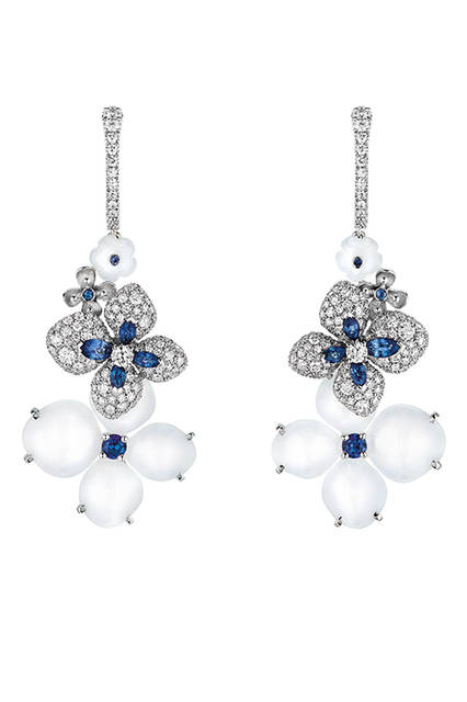 <strong>「オルタンシア」 ヴォア･ラクテ イヤリング</strong><br>  素材｜ホワイトゴールド、 ダイヤモンド、カルセドニー、ブルーサファイア <br> 価格｜370万円（税抜） <br> 発売｜2016年3月5日（土）<br>