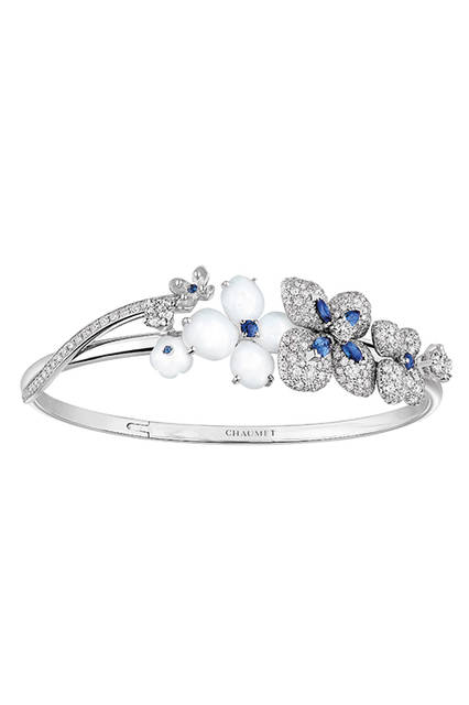 <strong>「オルタンシア」 ヴォア･ラクテ ブレスレット</strong><br>  素材｜ホワイトゴールド、 ダイヤモンド、カルセドニー、ブルーサファイア <br> 価格｜410万円（税抜） <br> 発売｜2016年3月5日（土）<br>