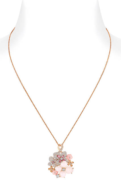 <strong>「オルタンシア」 オーブ･ロゼ ペンダント</strong><br>  素材｜ピンクゴールド、ダイヤモンド、エンジェルスキン＆ピンクオパール、ピンクサファイア、ピンクトルマリン<br> 価格｜255万円（税抜） <br> 発売｜2016年3月5日（土）<br>