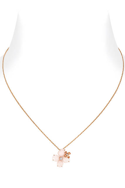 <strong>「オルタンシア」 オーブ･ロゼ ペンダント</strong><br>  素材｜ピンクゴールド、ダイヤモンド、エンジェルスキンオパール<br> 価格｜30万円（税抜） <br> 発売｜2016年6月4日（土）<br>