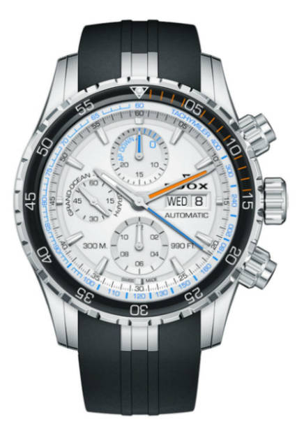 <strong>グランドオーシャン クロノグラフ オートマチック<br />エクストリーム セーリング シリーズ™ エディション</strong><br />ケース│ステンレススチール、セラミックベゼル<br />直径│45mm<br />厚さ│15.2mm<br />ムーブメント│自動巻き（Cal.Edox011）<br />機能│日付表示、曜日表示、クロノグラフ（30分積算計、12時間積算計）<br />ストラップ│ラバー<br />防水性能│30気圧<br />発売時期│2016年秋発売予定<br />予価│39万円（税抜）<br />