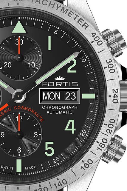 <strong>クラシック・コスモノート・クロノグラフ スチール</strong><br /> ケース│ステンレススチール<br /> 直径│42mm<br /> 厚さ│14.9mm<br /> ムーブメント│自動巻き（Cal.Valjoux 7750）<br /> 機能│日付表示、曜日表示、クロノグラフ（30分積算計、12時間積算計）<br /> ストラップ│カーフ（またはステンレススチールブレスレット）<br /> 防水性能│10気圧<br /> 発売時期│2016年夏発売予定<br /> 予価│ステンレススチールブレスレットモデル：36万円（税抜）、<br />カーフストラップ：33万円（税抜）<br />