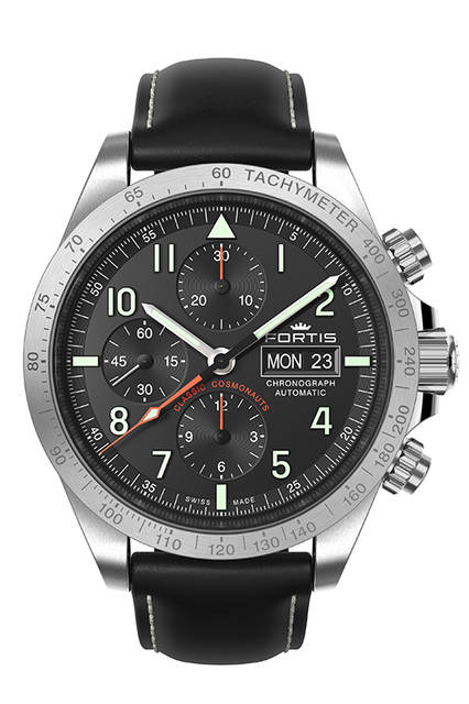 <strong>クラシック・コスモノート・クロノグラフ スチール</strong><br /> ケース│ステンレススチール<br /> 直径│42mm<br /> 厚さ│14.9mm<br /> ムーブメント│自動巻き（Cal.Valjoux 7750）<br /> 機能│日付表示、曜日表示、クロノグラフ（30分積算計、12時間積算計）<br /> ストラップ│カーフ（またはステンレススチールブレスレット）<br /> 防水性能│10気圧<br /> 発売時期│2016年夏発売予定<br /> 予価│ステンレススチールブレスレットモデル：36万円（税抜）、<br />カーフストラップ：33万円（税抜）<br />