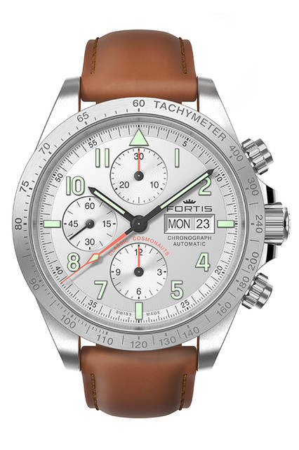 <strong>クラシック・コスモノート・クロノグラフ スチール</strong><br /> ケース│ステンレススチール<br /> 直径│42mm<br /> 厚さ│14.9mm<br /> ムーブメント│自動巻き（Cal.Valjoux 7750）<br /> 機能│日付表示、曜日表示、クロノグラフ（30分積算計、12時間積算計）<br /> ストラップ│カーフ（またはステンレススチールブレスレット）<br /> 防水性能│10気圧<br /> 発売時期│2016年夏発売予定<br /> 予価│ステンレススチールブレスレットモデル：36万円（税抜）、<br />カーフストラップ：33万円（税抜）<br />