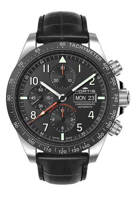 <strong>クラシック・コスモノート・クロノグラフ セラミック</strong><br /> ケース│ステンレススチール、セラミックベゼル<br /> 直径│42mm<br /> 厚さ│14.9mm<br /> ムーブメント│自動巻き（Cal.7750）<br /> 機能│クロノグラフ（30分積算計、12時間積算計）、曜日表示、日付表示<br /> ストラップ│カーフ（またはステンレススチールブレスレット）<br /> 防水性能│10気圧<br /> 発売時期│2016年夏発売予定<br /> 予価│ステンレススチールブレスレットモデル：37万円（税抜）、<br />カーフストラップ：34万円（税抜）<br />