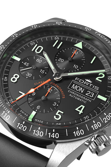 <strong>クラシック・コスモノート・クロノグラフ セラミック</strong><br /> ケース│ステンレススチール、セラミックベゼル<br /> 直径│42mm<br /> 厚さ│14.9mm<br /> ムーブメント│自動巻き（Cal.7750）<br /> 機能│クロノグラフ（30分積算計、12時間積算計）、曜日表示、日付表示<br /> ストラップ│カーフ（またはステンレススチールブレスレット）<br /> 防水性能│10気圧<br /> 発売時期│2016年夏発売予定<br /> 予価│ステンレススチールブレスレットモデル：37万円（税抜）、<br />カーフストラップ：34万円（税抜）<br />