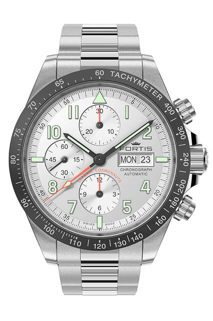 <strong>クラシック・コスモノート・クロノグラフ セラミック</strong><br /> ケース│ステンレススチール、セラミックベゼル<br /> 直径│42mm<br /> 厚さ│14.9mm<br /> ムーブメント│自動巻き（Cal.7750）<br /> 機能│クロノグラフ（30分積算計、12時間積算計）、曜日表示、日付表示<br /> ブレスレット│ステンレススチーフ（またはカーフストラップ）<br /> 防水性能│10気圧<br /> 発売時期│2016年夏発売予定<br /> 予価│ステンレススチールブレスレットモデル：37万円（税抜）、<br />カーフストラップ：34万円（税抜）<br />