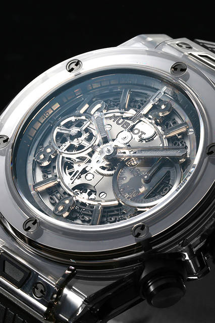 <strong>ビッグ・バン ウニコ サファイア オールブラック</strong><br /> ケース│ブラックスモークサファイアクリスタル<br /> 直径│45mm<br /> ムーブメント│自動巻き（Cal.HUB1242 UNICO）<br /> 機能│クロノグラフ（60分積算計）<br /> ストラップ│ブラックスモークスケルトンシリコン<br /> 防水性能│5気圧<br /> 限定数│500本<br /> 発売時期│2016年8月発売予定<br /> 予価│669万円（税抜）<br />