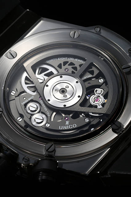 <strong>ビッグ・バン ウニコ サファイア オールブラック</strong><br /> ケース│ブラックスモークサファイアクリスタル<br /> 直径│45mm<br /> ムーブメント│自動巻き（Cal.HUB1242 UNICO）<br /> 機能│クロノグラフ（60分積算計）<br /> ストラップ│ブラックスモークスケルトンシリコン<br /> 防水性能│5気圧<br /> 限定数│500本<br /> 発売時期│2016年8月発売予定<br /> 予価│669万円（税抜）<br />