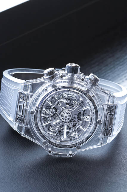 <strong>ビッグ・バン ウニコ サファイア</strong><br /> ケース│サファイアクリスタル<br /> 直径│45mm<br /> ムーブメント│自動巻き（Cal.HUB1242 UNICO）<br /> 機能│クロノグラフ（60分積算計）<br /> ストラップ│スケルトンシリコン<br /> 防水性能│5気圧<br /> 限定数│500本<br /> 発売時期│2016年7月発売予定<br /> 予価│613万円（税抜）<br />