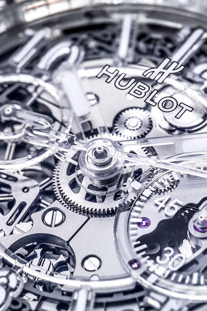 <strong>ビッグ・バン ウニコ サファイア</strong><br /> ケース│サファイアクリスタル<br /> 直径│45mm<br /> ムーブメント│自動巻き（Cal.HUB1242 UNICO）<br /> 機能│クロノグラフ（60分積算計）<br /> ストラップ│スケルトンシリコン<br /> 防水性能│5気圧<br /> 限定数│500本<br /> 発売時期│2016年7月発売予定<br /> 予価│613万円（税抜）<br />