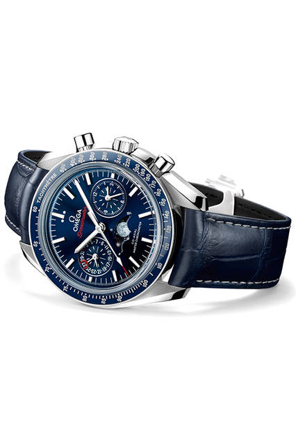 <strong>スピードマスター ムーンフェイズ マスター クロノメーター</strong><br /> ケース│ステンレススチール<br /> 直径│44.25mm<br /> 厚さ│16.85mm<br /> ムーブメント│自動巻き（Cal.9904）<br /> 機能│日付表示、ムーンフェイズ表示、クロノグラフ（同軸による60分積算計、12時間積算計）<br /> ストラップ│アリゲーター<br /> 防水性能│10気圧<br /> 発売時期│2016年11月発売予定<br /> 予価│113万円（税抜）<br />