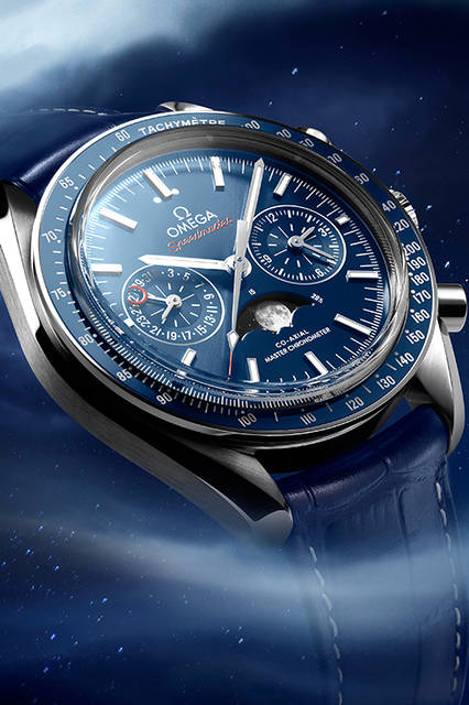 <strong>スピードマスター ムーンフェイズ マスター クロノメーター</strong><br /> ケース│ステンレススチール<br /> 直径│44.25mm<br /> 厚さ│16.85mm<br /> ムーブメント│自動巻き（Cal.9904）<br /> 機能│日付表示、ムーンフェイズ表示、クロノグラフ（同軸による60分積算計、12時間積算計）<br /> ストラップ│アリゲーター<br /> 防水性能│10気圧<br /> 発売時期│2016年11月発売予定<br /> 予価│113万円（税抜）<br />