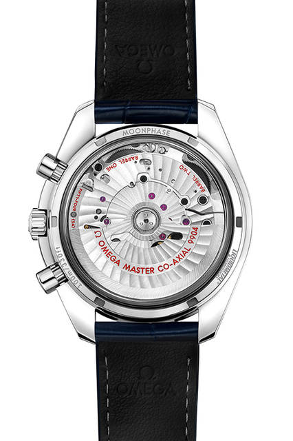 <strong>スピードマスター ムーンフェイズ マスター クロノメーター</strong><br /> ケース│ステンレススチール<br /> 直径│44.25mm<br /> 厚さ│16.85mm<br /> ムーブメント│自動巻き（Cal.9904）<br /> 機能│日付表示、ムーンフェイズ表示、クロノグラフ（同軸による60分積算計、12時間積算計）<br /> ストラップ│アリゲーター<br /> 防水性能│10気圧<br /> 発売時期│2016年11月発売予定<br /> 予価│113万円（税抜）<br />