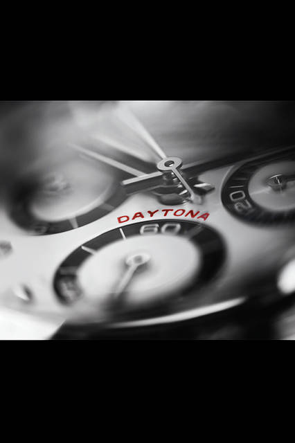 <storng>コスモグラフ デイトナ<br />Ref.116500LN</strong><br />ケース│904Lステンレススチール、セラクロムベゼル<br />直径│40mm<br />ムーブメント│自動巻き（Cal.4130）<br />機能│クロノグラフ（30分積算計、12時間積算計）<br />ブレスレット│904Lステンレススチール<br />防水性能│100m<br />発売時期│2016年夏発売予定<br />予価│118万円（税抜）<br />